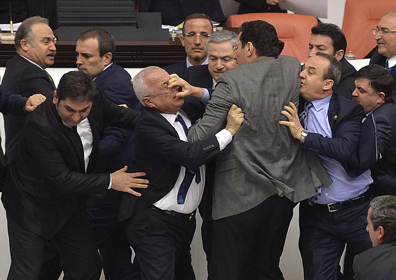 Дебаты оппозиционной и правящей партии в турецком парламенте в Анкаре, 2015 год