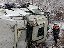 На трассе под хвалынском перевернулся грузовик с пельменями