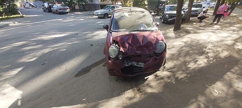 В Саратове в ДТП с «Приорой» покалечилась женщина на «Матизе»