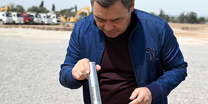 Садыр Жапаров заложил капсулу под строительство академии «Барселоны» в Бишкеке