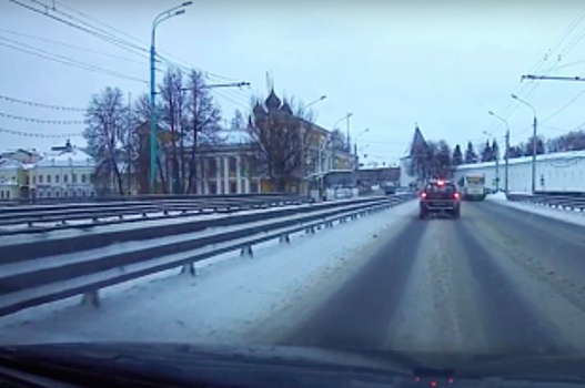 На Московском проспекте в Ярославле водитель маршрутки влетел в отбойник