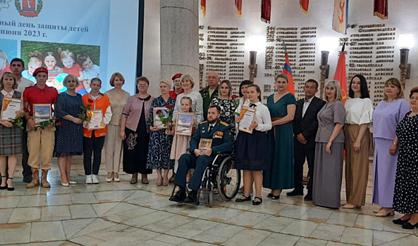В Волгоградской области жителей наградили почетным знаком «Забота о детстве»