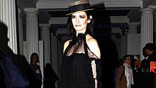 Ева Грин в платье Saint Laurent и соломенной шляпе на торжественном ужине в Париже