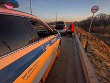 Попавшая в беду автолюбительница не сумела открутить болты