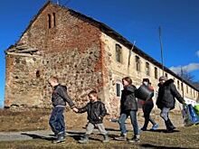 «Мы все тут графья!». Как во флигеле 700-летнего замка живут переселенцы