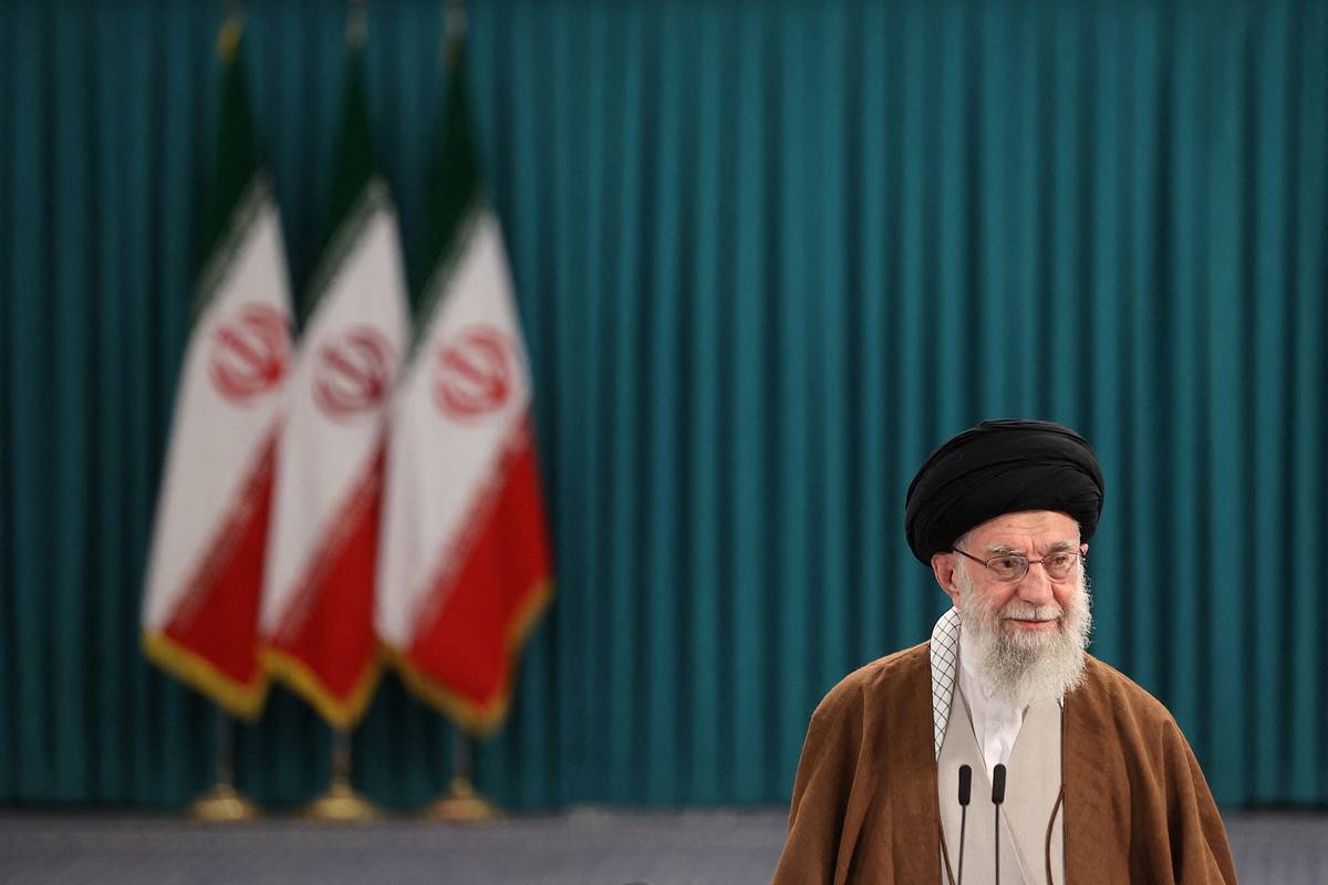 Верховный лидер Ирана выступил перед гражданами после крушения вертолета Раиси
