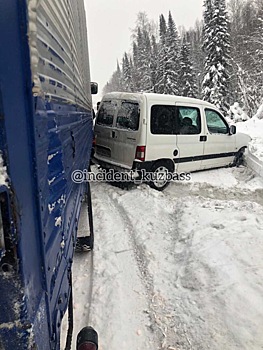 Наполненный пассажирами автобус протаранил встречную иномарку на кемеровской трассе