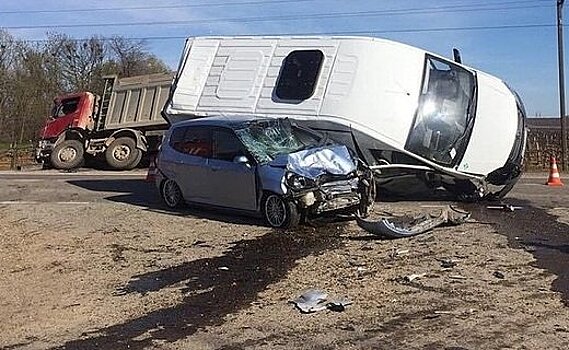 В Темрюкском районе в массовом ДТП с грузовиком пострадали 9 человек