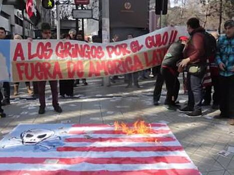 В Чили демонстранты сожгли полотнище, похожее на флаг США