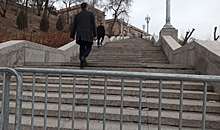 Разбитую лестницу около волгоградского амфитеатра сняли на видео