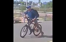 В Тюмени мужчина в юбке и на каблуках катался на велосипеде