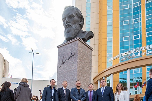 В Омском университете открыли памятник Федору Достоевскому