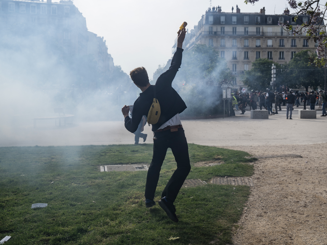 СМИ: в Париже 57 полицейских пострадали в ходе первомайской демонстрации