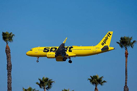 Пассажир поскользнулся в туалете самолета, упал в мочу и получил тяжелую травму головы