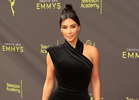 Неожиданно скромно: Ким Кардашьян появилась в целомудренном платье на Creative Arts Emmys — 2019