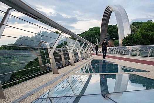 В Киеве снова ограничили доступ на стеклянный мост