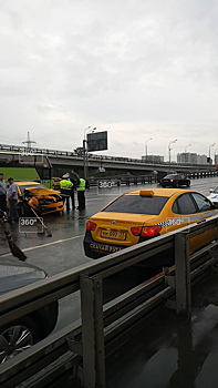 Два такси столкнулись на Ленинградском шоссе