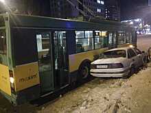 От удара вырвало колёса: в Ленинском районе произошло ДТП с участием троллейбуса