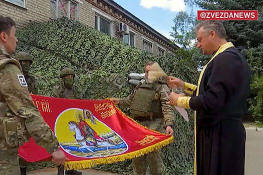 Военные священники подарили российским военным в Харьковской области стяги Дмитрия Донского