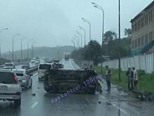 Перевернувшееся такси заблокировало дорожное движение во Владивостоке