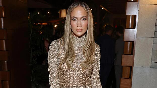 Дженнифер Лопес подала милостыню на прогулке с сумкой за 80 тысяч долларов