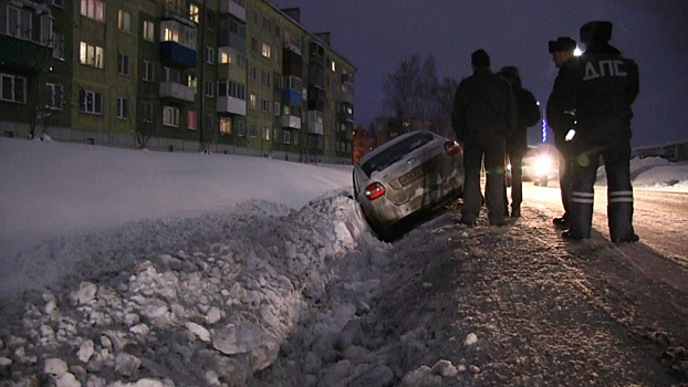 Легковой автомобиль зарылся в придорожный сугроб в Кузбассе