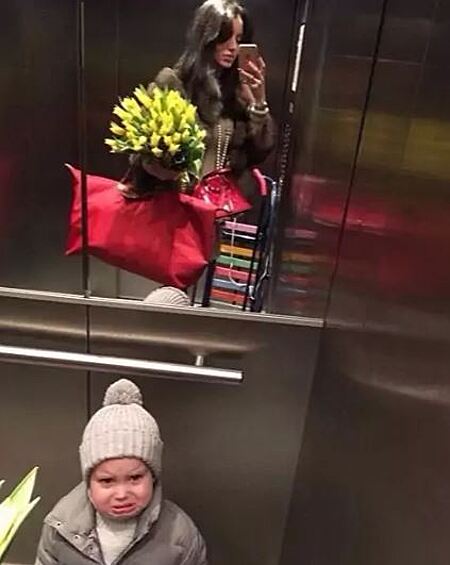 Эх мать! Лучше бы ребёнка своего утешила, чем селфи делать с цветочками! 