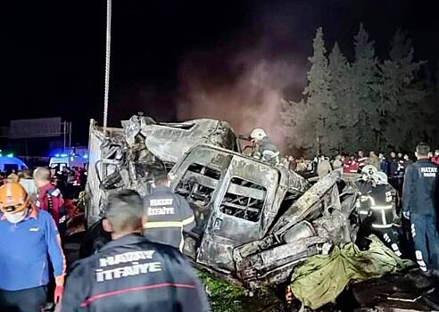 В Турции грузовик снес стоявшие в очереди на заправку автомобили