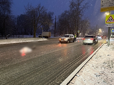 В Ижевске пешеход погиб под колесами иномарки, перебегая дорогу вне перехода