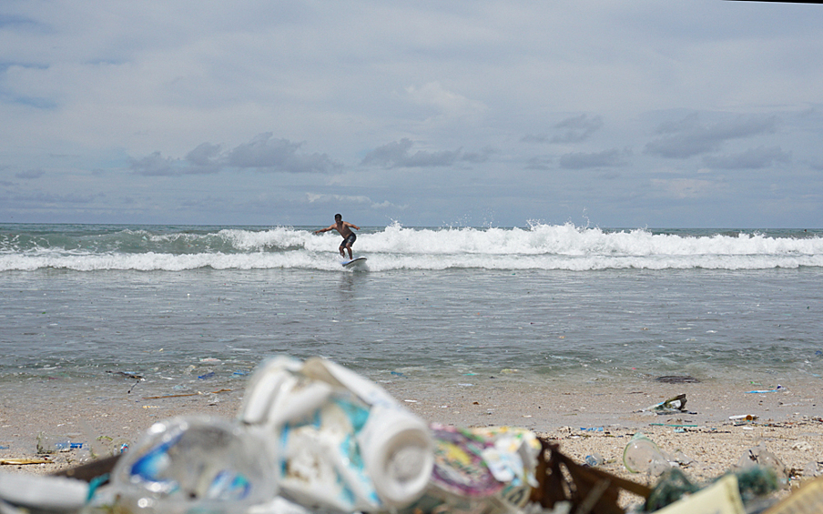 Ежедневно с пляжей Бали собирают от 30 до 60 тонн мусора, который приносит течением.