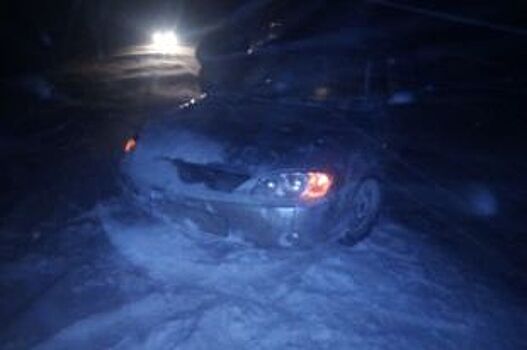 В Оренбуржье спасатели вызволили водителя из «снежного плена»