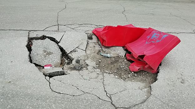 Житель Заводского района Саратова рассказал о глубоком провале на дороге