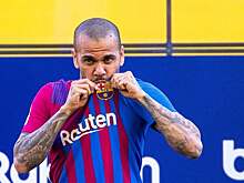 Стала известна зарплата Дани Алвеса в «Барселоне»