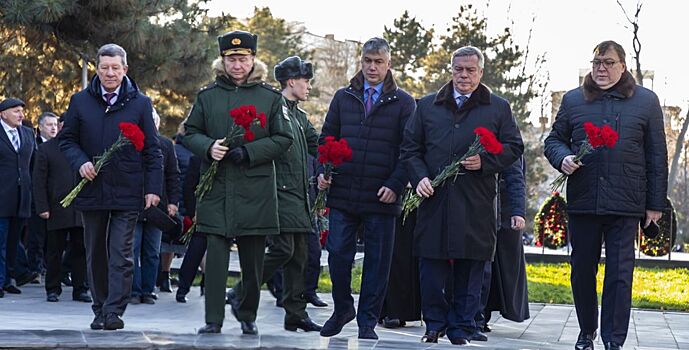 Глава администрации Ростова принял участие в возложении цветов к мемориалу «Павшим воинам»