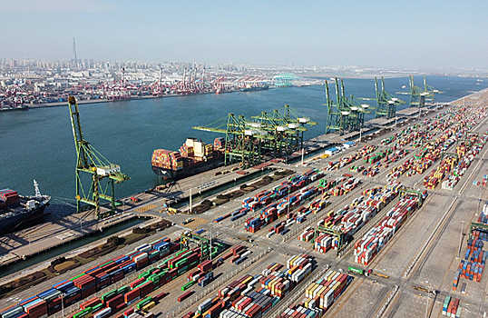 В Китае из-за одного зараженного частично закрылся крупнейший порт