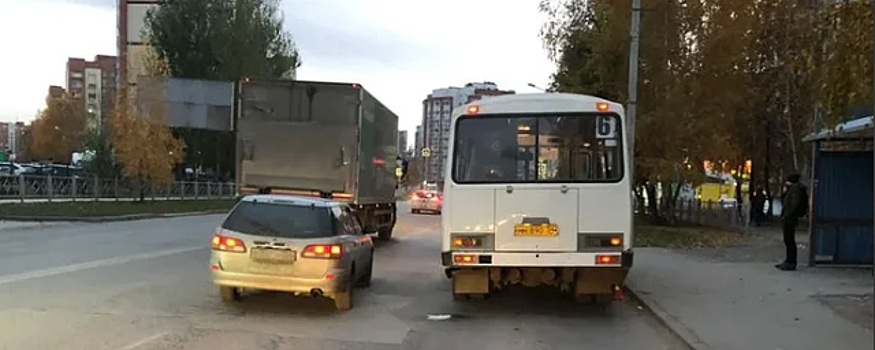 В Бердске пенсионерка упала под автобус и сломала руку