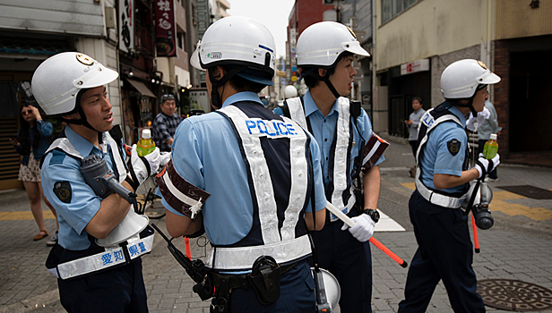 В Японии мужчина напал с ножом на полицейского