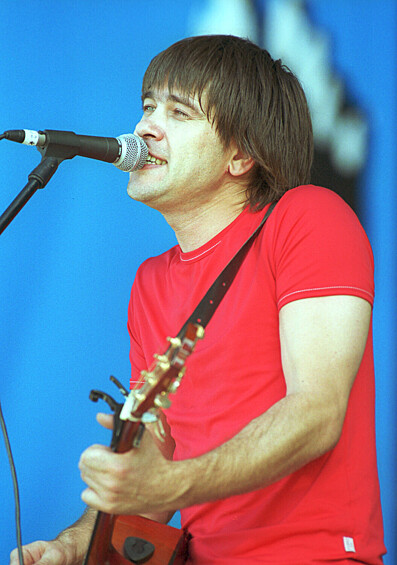 Лидер группы «Сплин» Александр Васильев на рок-фестивале «Нашествие-2001»