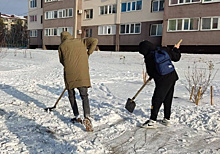 В Благовещенске на уборку улиц от снега вышли школьники и студенты