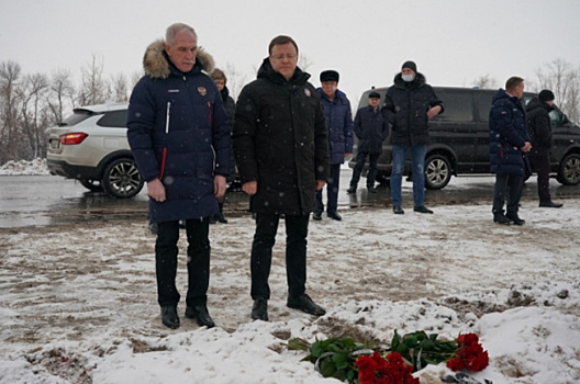 Дмитрий Азаров и Сергей Морозов почтили память погибших в аварии на трассе М-5