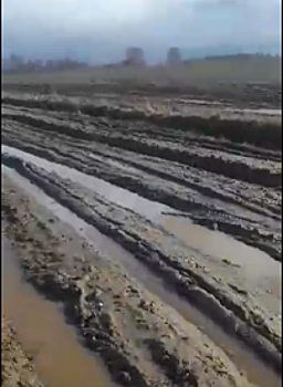 Дорога к двум деревням под Костромой превратилась в грязное месиво