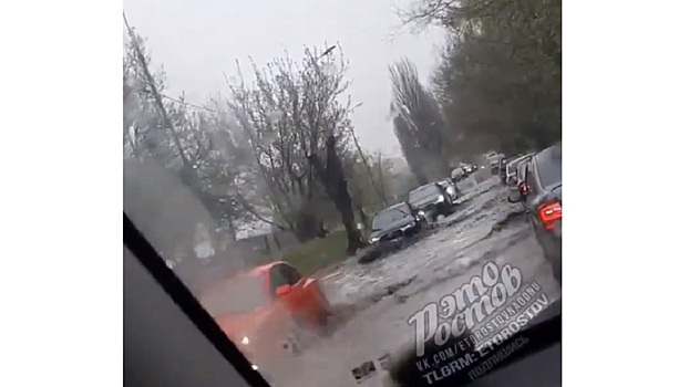 &laquo;Жидкий полицейский&raquo;: ростовчан возмутила лужа на улице Оганова