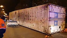 Погибла сотрудница МВД: в Новороссийске контейнер раздавил легковушку. Видео