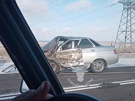 ВАЗ вылетел на встречку и врезался в Toyota Sprinter на трассе в Забайкалье