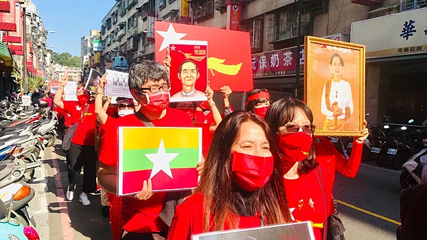 Жители Мьянмы вышли на митинг против госпереворота