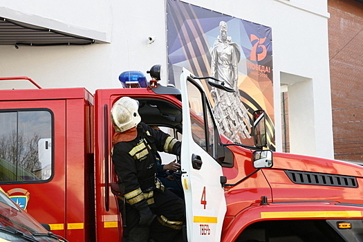 "Люди бегут по лестничным пролётам": в одном из высотных зданий Красногорска бушует мощный пожар