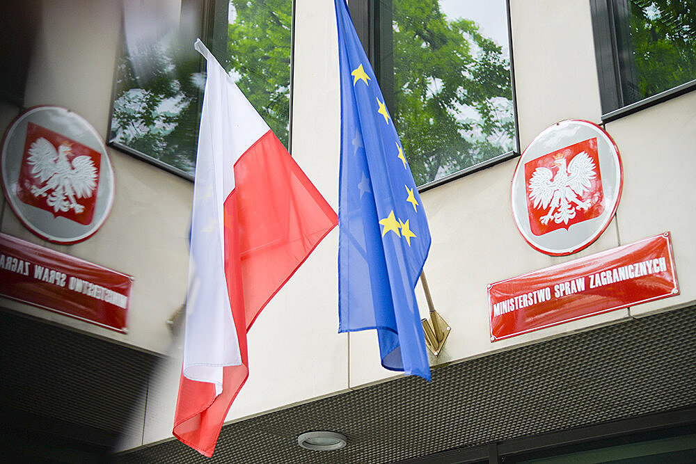Генконсульство Польши в немецком Гамбурге забросали банками