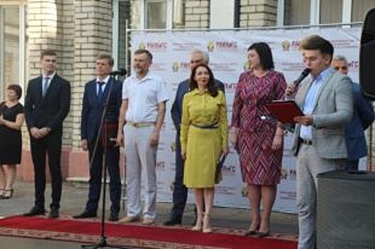 Депутат облдумы Литневская поздравила с Днём знаний студентов и школьников