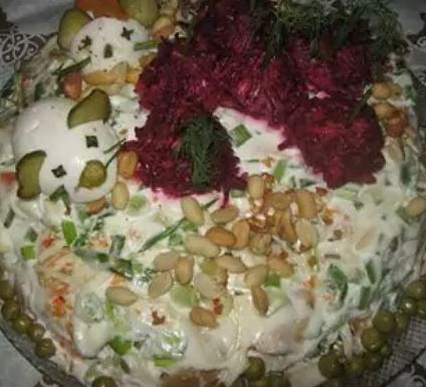 Кулинарный шедевр под названием «Мышки на прогулке». Атмосфера для этих зверюшек на салате изображена соответствующая.  