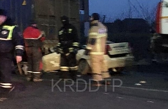 В Адыгее легковушка залетела под фуру